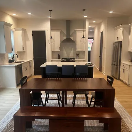 Spacious And Comfy Clt Retreat